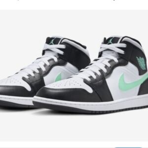 Nike Kids Black and White Sneakers with Mint Details